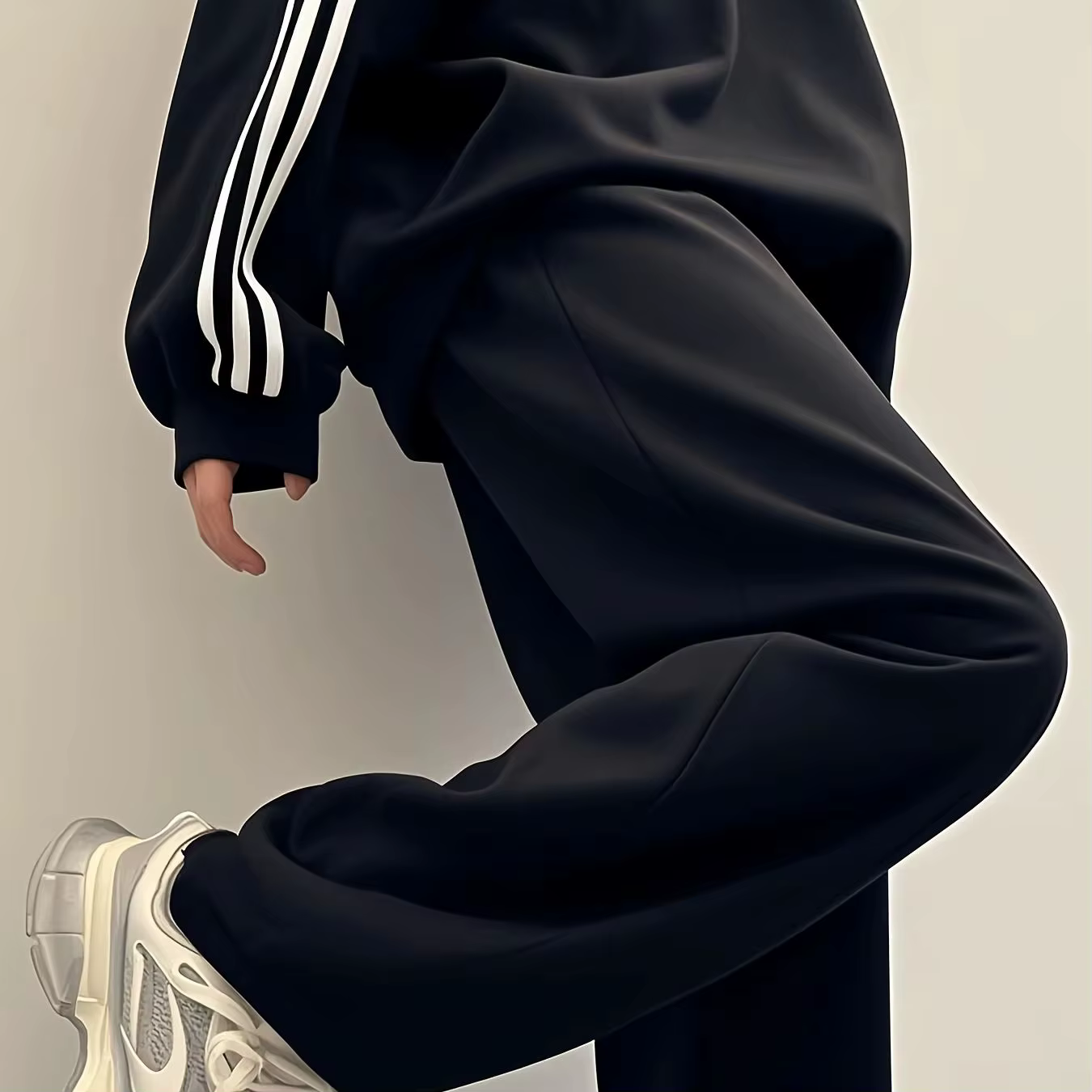 Pantalon de sport ultra ample pour hommes. Gris clair, design décontracté à jambes droites, tissu de