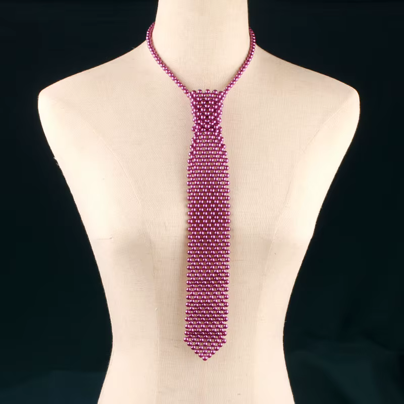 La cravate colorée élégante pour dames avec des perles enroulées à la main, accessoire prêt pour une