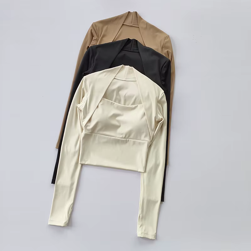 Haut de sport avec coussin de poitrine pour femmes, chemises à manches longues, court et élégant, vê