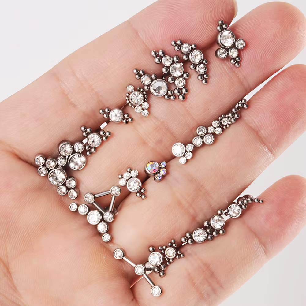 1PC G23 titane et acier 16G CZ gemme Triangle Labret lèvre anneau cristal grappe oreille Cartilage Tragus Helix Piercing vis ajustement haut 16g