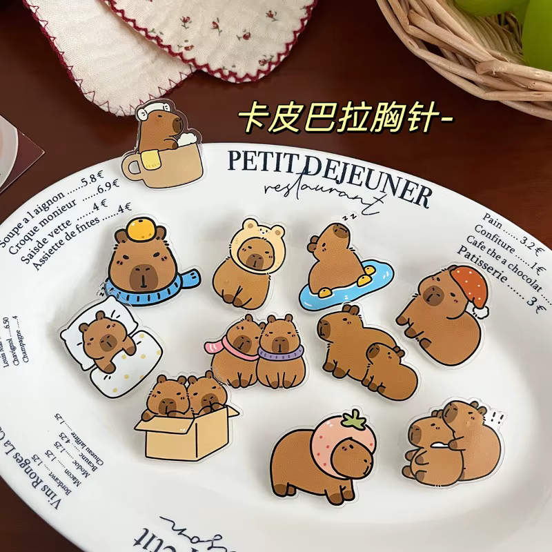 Broches de dessin animé Capybara Kawaii, bijoux en acrylique, accessoires polyvalents, Badges à revers de forme mignonne, décoration cadeau pour enfants