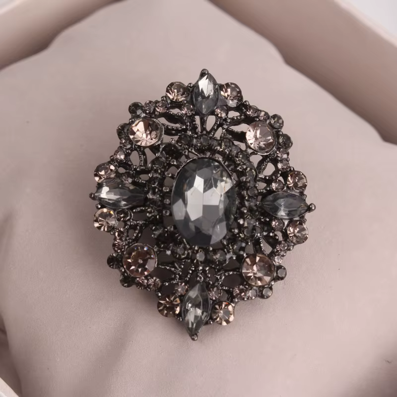 Broche de style vintage, base en métal avec cristaux foncés, magnifique broche avec design creux orné, idéale pour la décoration de manteau et de robe