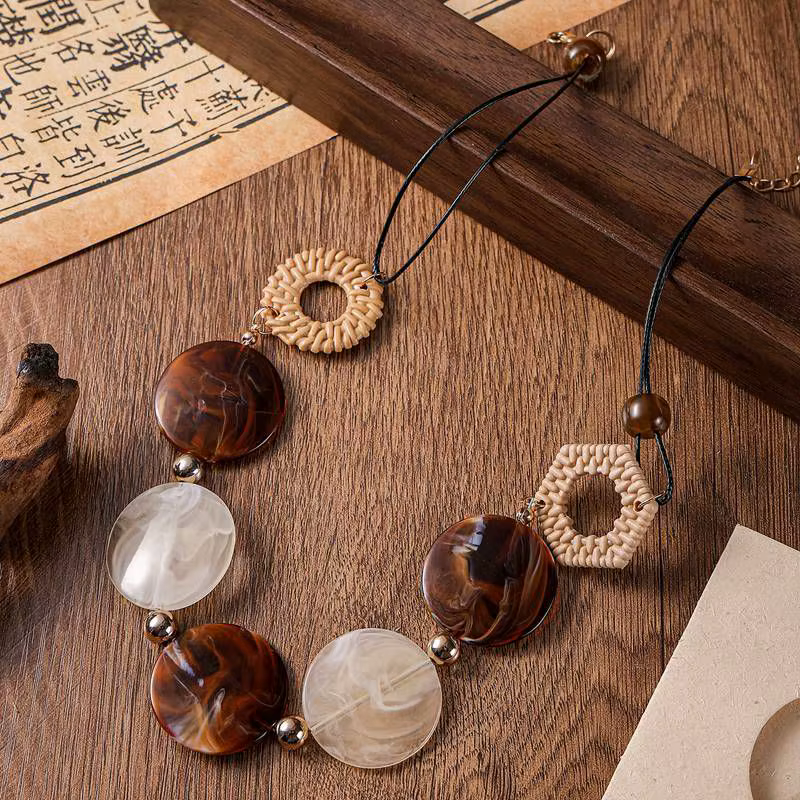 Accessoires acryliques Vintage, pendentifs faits à la main, colliers de déclaration géométrique rétro pour femmes, bijoux à la mode quotidienne