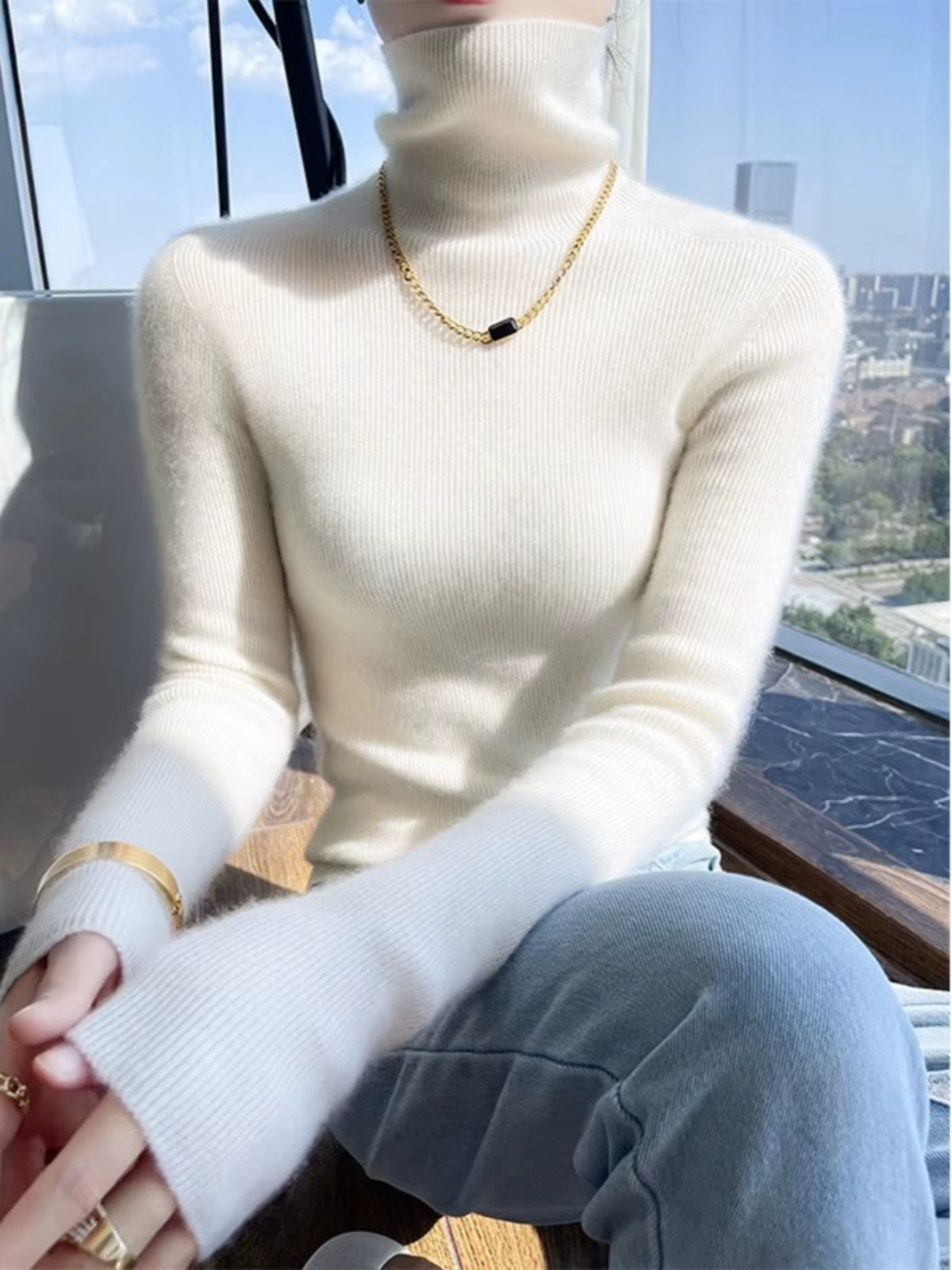 Chemise blanche à col roulé et bas en laine pour femme