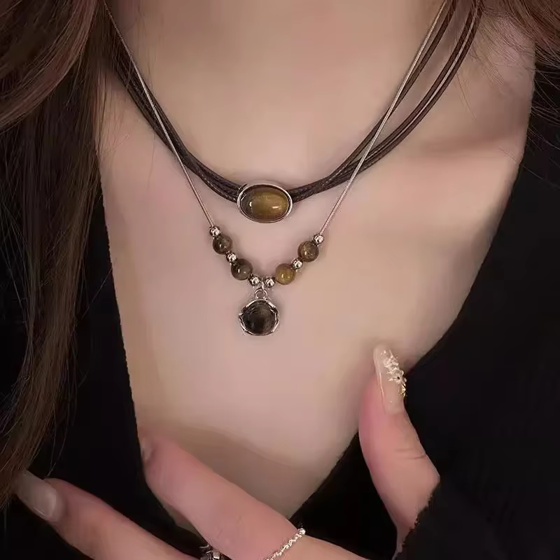 Collier Vintage en cuir avec pendentif en pierre marron pour femmes, ras du cou empilable rétro, chaîne de clavicule de tempérament, accessoire de bijoux Hip Hop