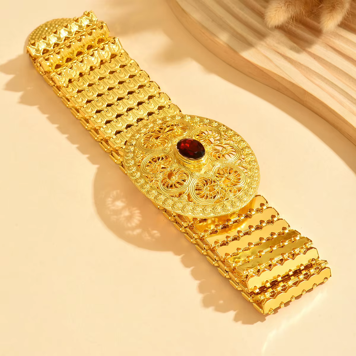 Ceinture large ton doré avec boucle en filigrane complexe et gemme rouge, ceinture de taille réglable pour robes, accessoire de fête élégant