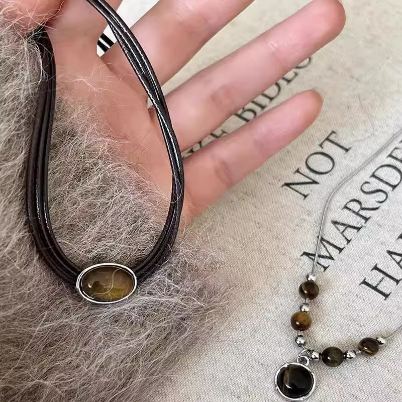 Collier Vintage en cuir avec pendentif en pierre marron pour femmes, ras du cou empilable rétro, chaîne de clavicule de tempérament, accessoire de bijoux Hip Hop