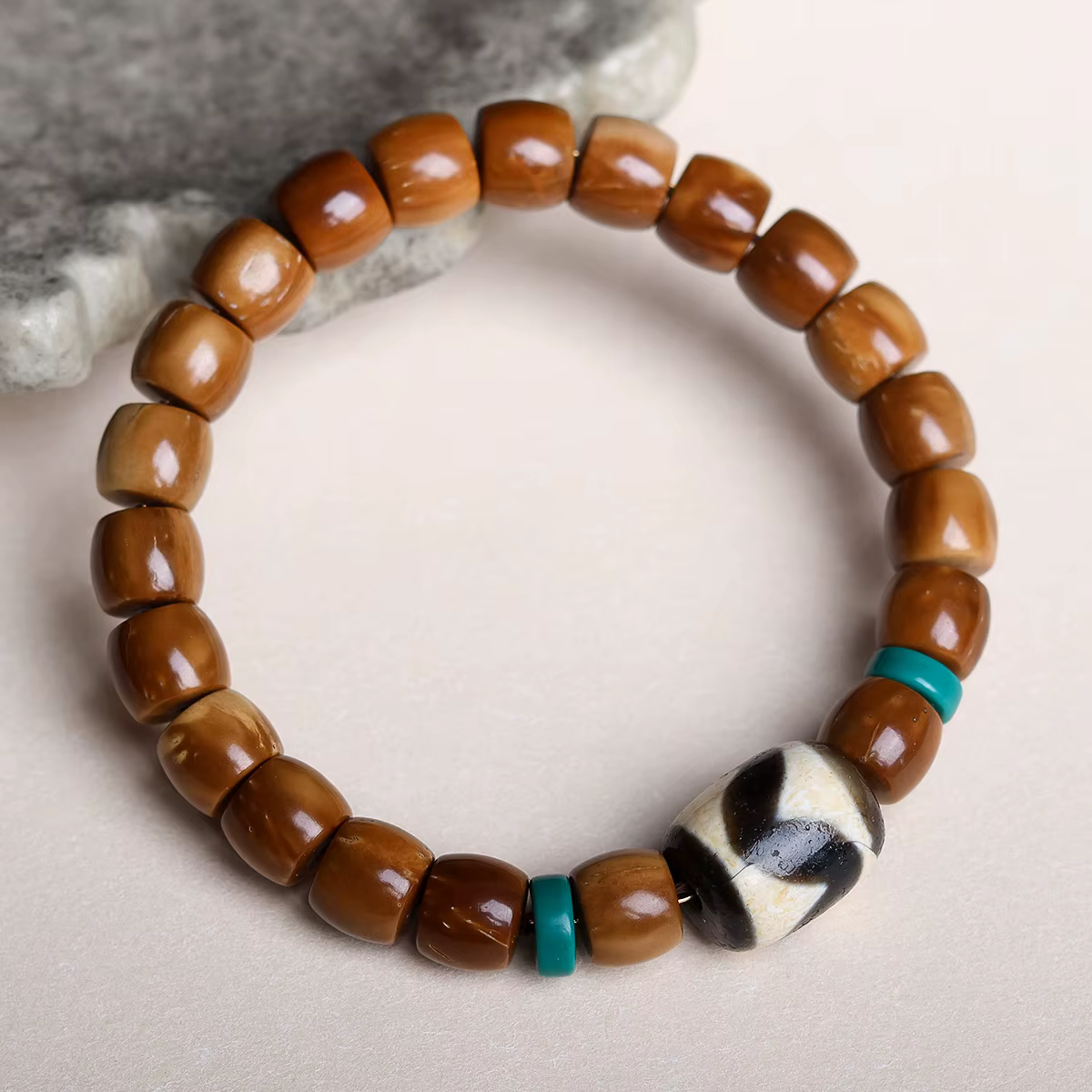 Bracelet en perles de forme cylindrique à coupe droite, avec perles décoratives cachées en forme de dent de tigre, pour hommes et femmes, bijoux en perles de Bouddha, vente en gros