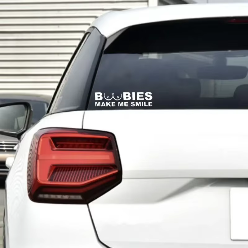 Autocollant de voiture « BOOBIES Make Me Smile », film vinyle amusant pour carrosserie, pare-chocs, fenêtres, moto, ordinateur portable, murs, accessoires de tuning automobile