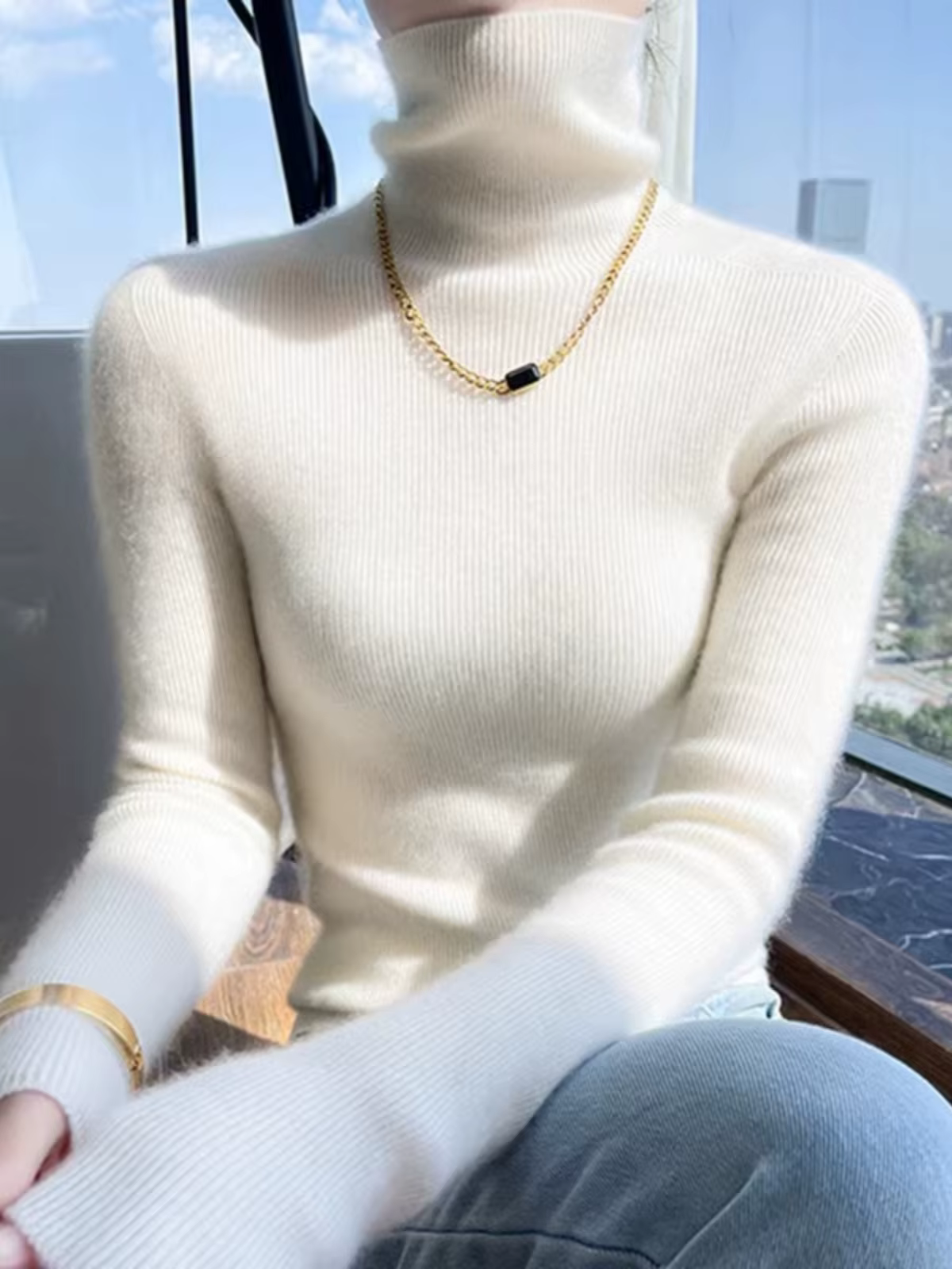 Chemise blanche à col roulé et bas en laine pour femme