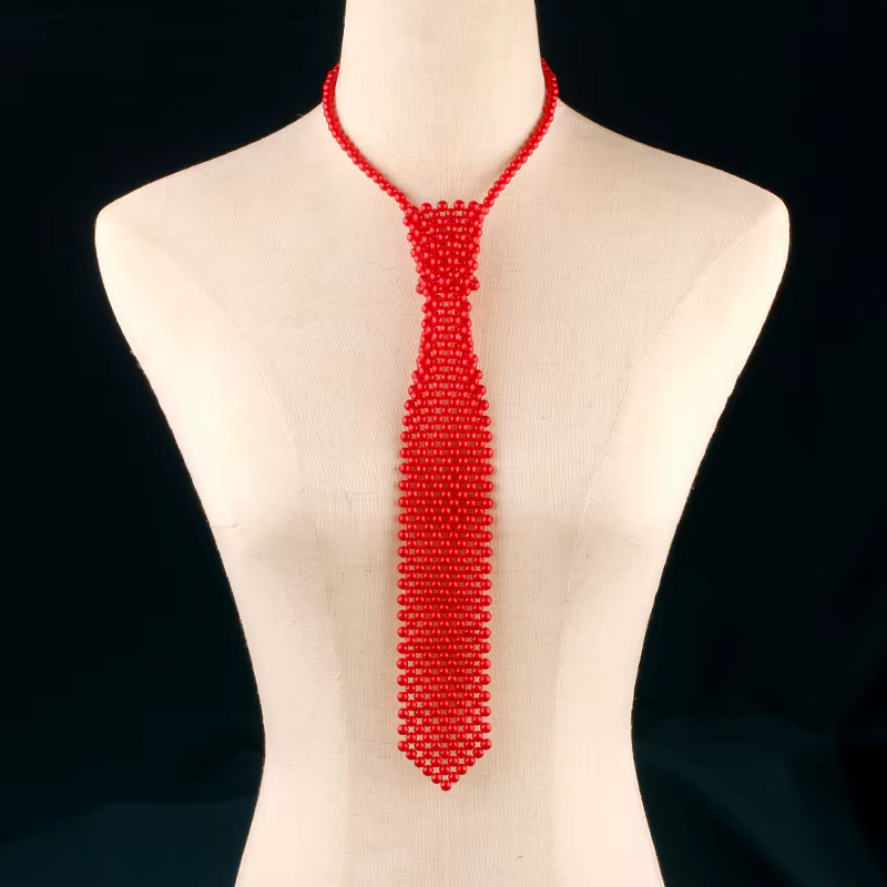 La cravate colorée élégante pour dames avec des perles enroulées à la main, accessoire prêt pour une piste peut être portée comme collier ou une chaîne de pull