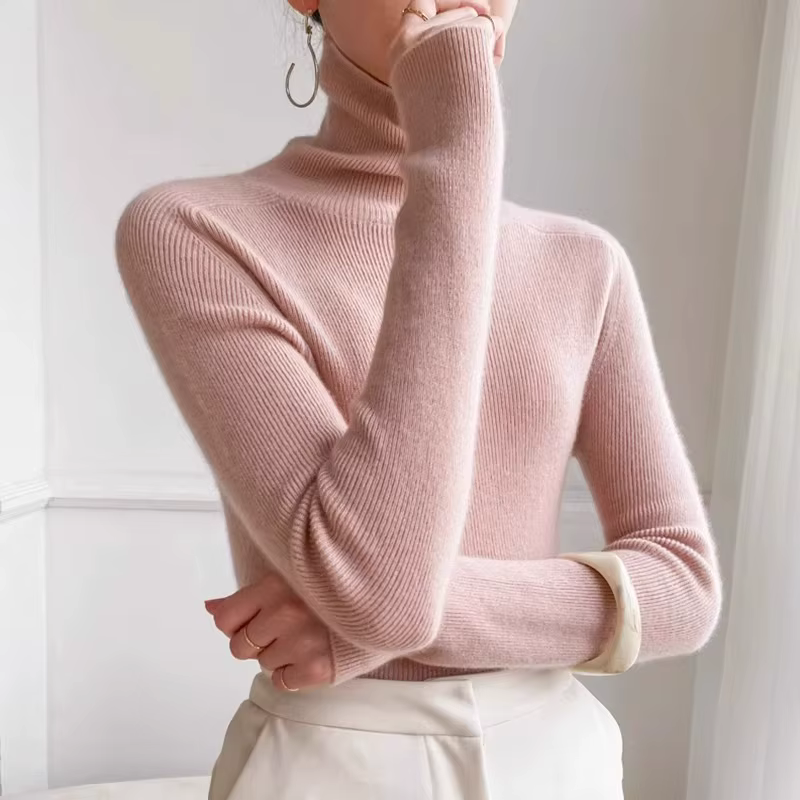 Chemise blanche à col roulé et bas en laine pour femme
