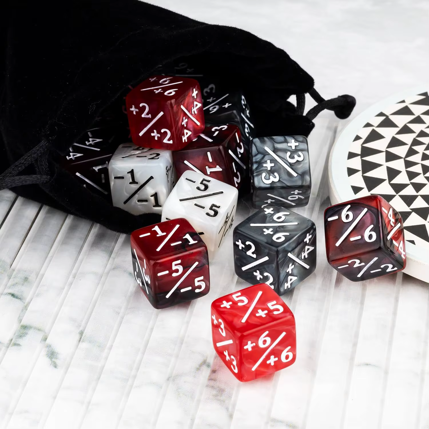 48 pièces de dés de comptage Magic Plus 1, ensemble de dés de comptage MTG, jetons de buff Marble Life, dés D6 compatibles avec Magic The Gathering