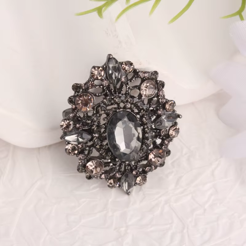 Broche de style vintage, base en métal avec cristaux foncés, magnifique broche avec design creux orné, idéale pour la décoration de manteau et de robe