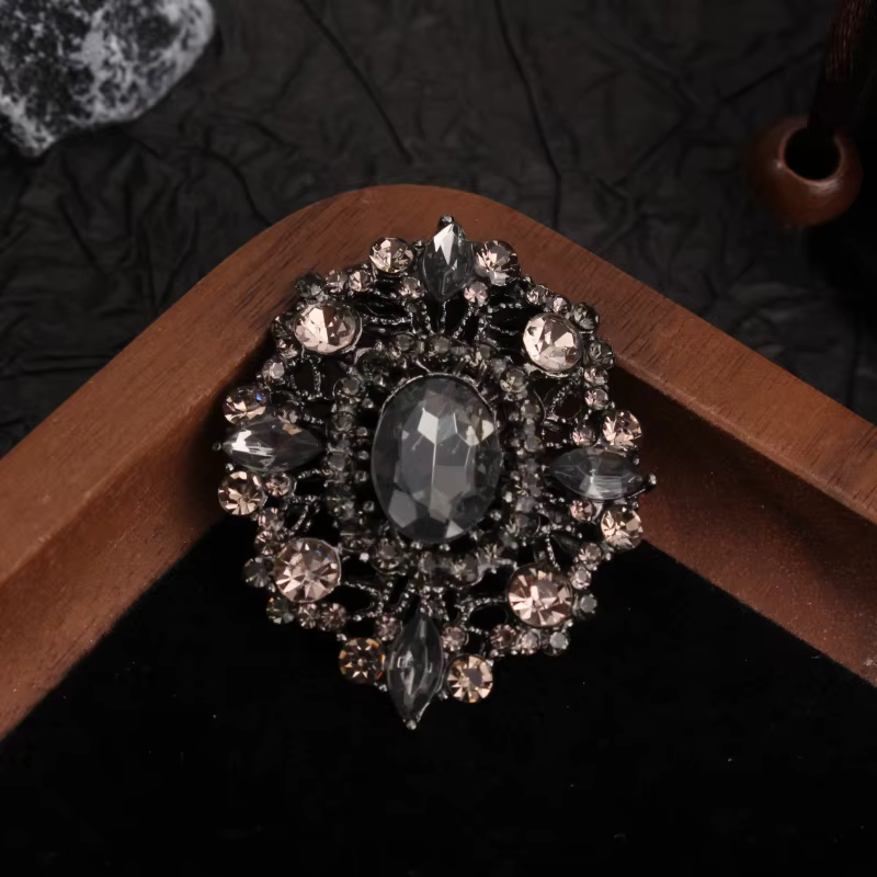 Broche de style vintage, base en métal avec cristaux foncés, magnifique broche avec design creux orné, idéale pour la décoration de manteau et de robe