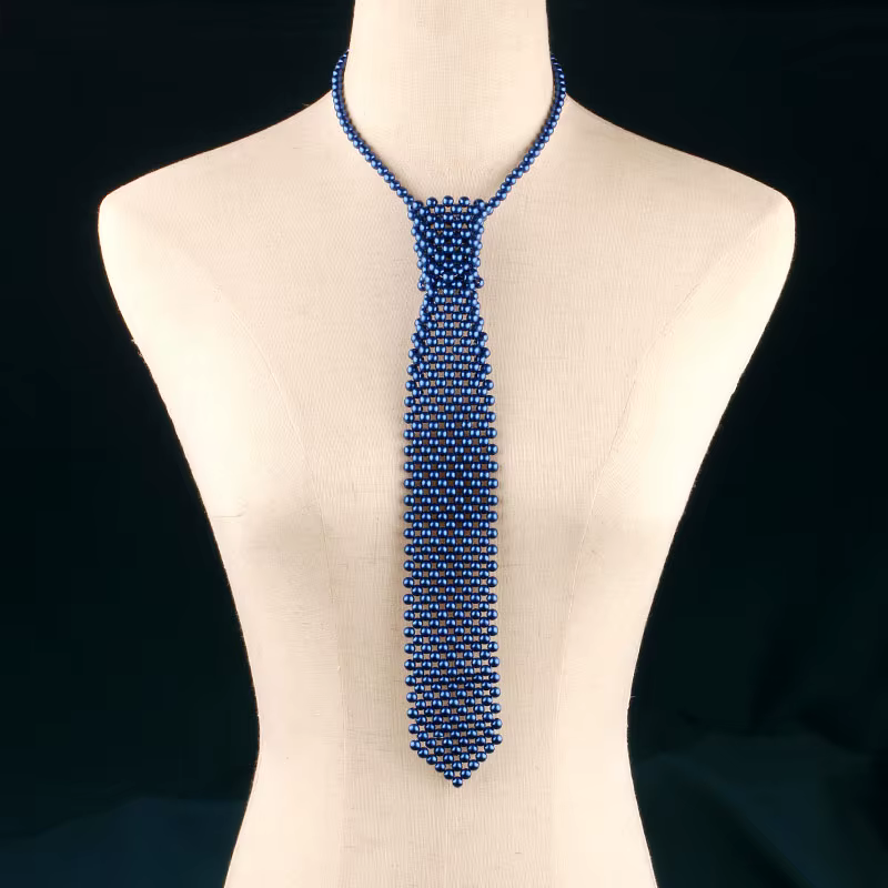 La cravate colorée élégante pour dames avec des perles enroulées à la main, accessoire prêt pour une piste peut être portée comme collier ou une chaîne de pull