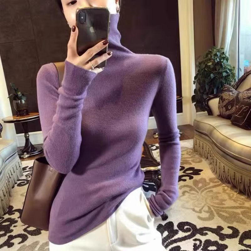Chemise blanche à col roulé et bas en laine pour femme
