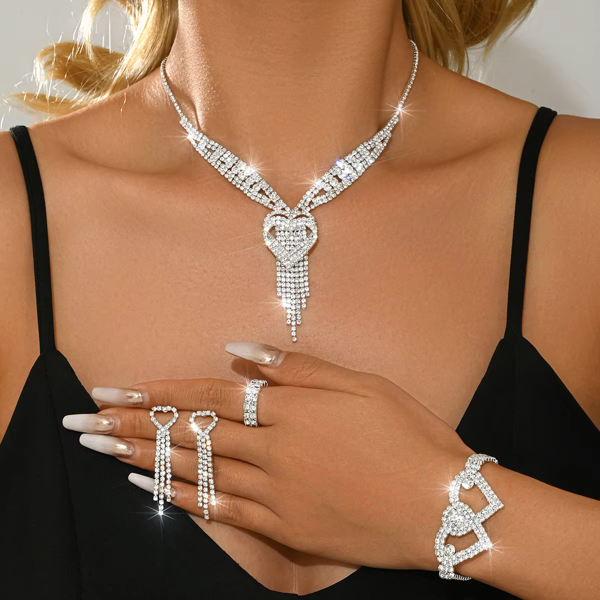 Nouvel ensemble d'accessoires de mariée : collier à franges en forme de cœur à trois couches, boucles d'oreilles, bague et bracelet