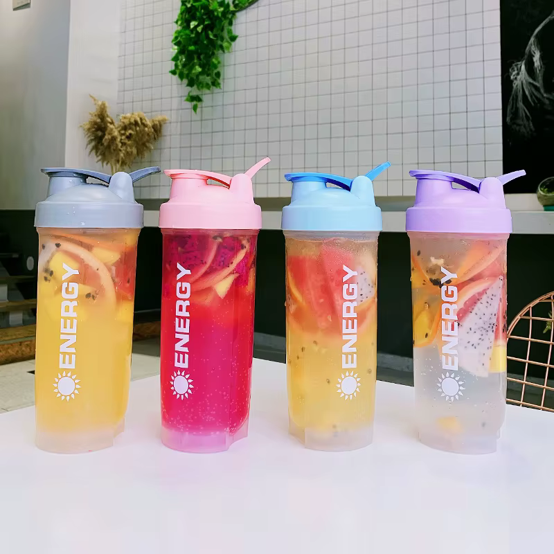 La bouteille Shaker Portable de 500/700ml avec boule d'agitation est parfaite pour les shakes protéinés et les