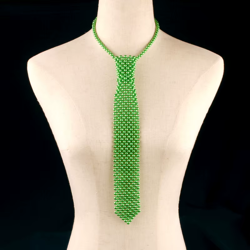 La cravate colorée élégante pour dames avec des perles enroulées à la main, accessoire prêt pour une piste peut être portée comme collier ou une chaîne de pull