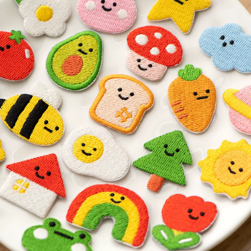 Patchs brodés mignons à thermocoller ou autocollants, sans couture, pour décoration DIY sur vêtements, sacs à dos, coques de téléphone